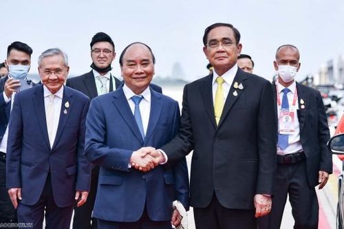 Thái Lan bắn 21 phát đại bác chào đón Chủ tịch nước Nguyễn Xuân Phúc và Phu nhân