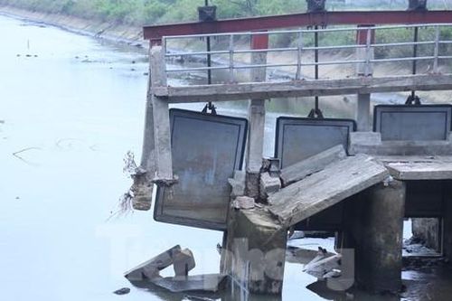 Cận cảnh nhiều cầu ngăn mặn ở Nghệ An bị sập, gãy đổ