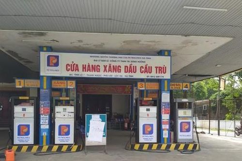 Treo biển hết xăng cả tuần vẫn không tìm được nguồn cung ứng