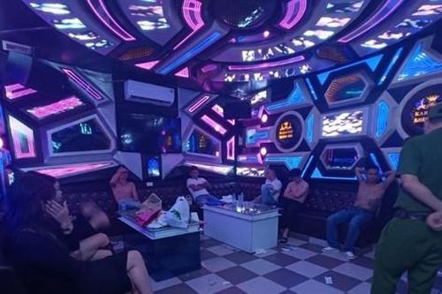 Cảnh sát ập vào, hàng chục dân chơi vẫn đang 'phê' ma túy trong quán karaoke