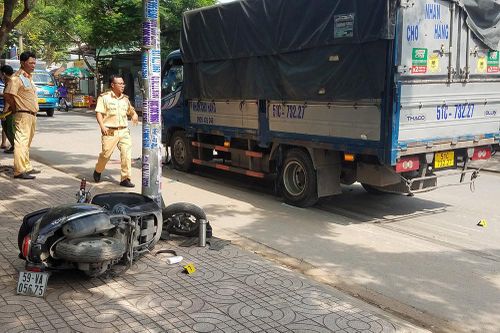 Hai chị em trên đường đến trường bị xe tải tông thương tích nặng