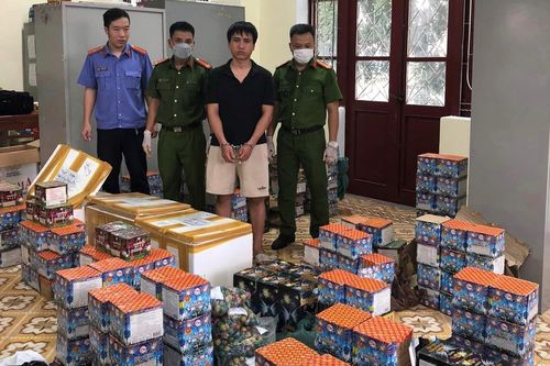 Kho pháo 'khủng' trong nhà người đàn ông khả nghi chở thùng xốp