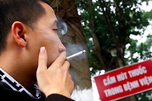 Hút thuốc lá nơi công cộng, bán thuốc lá cho trẻ em sẽ bị xử phạt như thế nào?