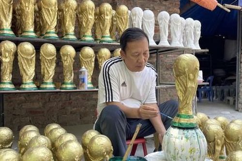 Thích thú với 'cúp vàng World Cup' giữa làng nghề Hà Nội