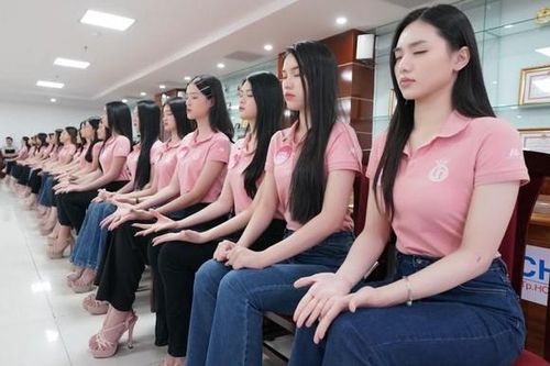 'Đột nhập' lớp đào tạo dáng ngồi, giải phóng hình thể của Top 56 Hoa hậu Việt Nam 2022