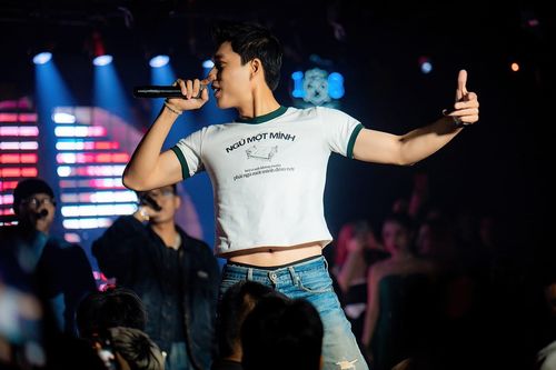Nam giới mặc áo hở eo giống HIEUTHUHAI không phải mới lạ