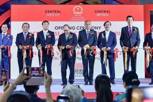 Chủ tịch nước Nguyễn Xuân Phúc cắt băng khởi động Tuần hàng Việt Nam tại Thái Lan