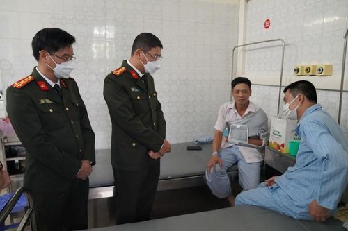 Xe nghi chở gỗ lậu chèn ép xe CSGT khiến 2 cán bộ bị thương