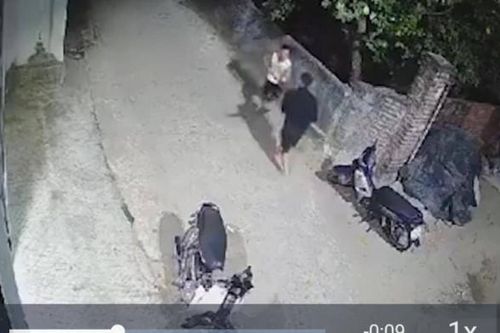 Bị nhắc nhở vì tiểu bậy, nam thanh niên rút dao đâm liên tiếp chủ nhà