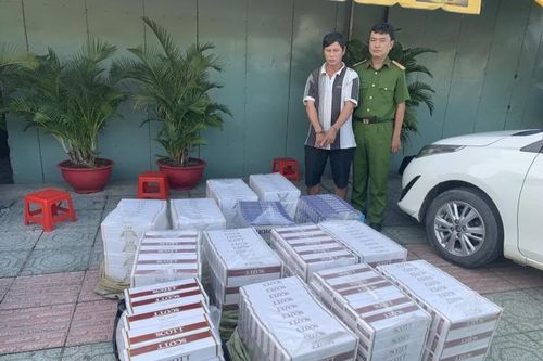 Dùng biển số ôtô giả để vận chuyển 7.000 gói thuốc lá nhập lậu