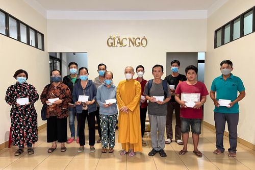 Ban Từ thiện - Xã hội báo Giác Ngộ trao tiền của bạn đọc ủng hộ đến bệnh nhân khó khăn