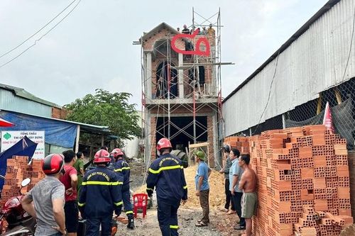 Cắt bê tông, giải cứu nam công nhân bị mắc kẹt trên mái tầng 3 vì sập giàn giáo
