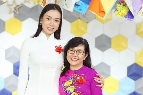 Hoa hậu Ban Mai diện áo dài trắng về thăm trường cũ nhân ngày 20/11