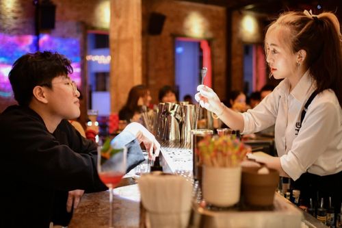 Những dân văn phòng đi bar với áo sơ mi, váy bút chì