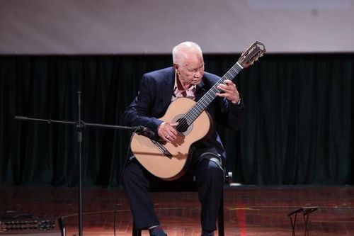Lắng đọng tiếng đàn tại khai mạc Liên hoan Guitar Quốc tế Hà Nội lần 4