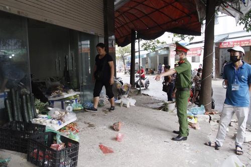 Giải tỏa chợ cóc lấn chiếm lòng đường vỉa hè gần chợ Bông Đỏ