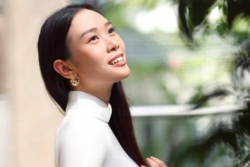 'Miss Peace Vietnam 2022' gây xao xuyến trong tà áo dài khi về tri ân thầy cô nhân ngày 20/11
