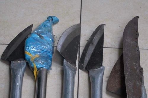 Mâu thuẫn trên mạng xã hội: Hai nhóm thanh niên mang tuýp sắt hàn dao phóng lợn để giải quyết