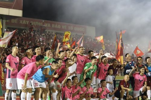 Hàng ngàn cổ động viên nán lại sân chúc mừng Hồng Lĩnh Hà Tĩnh trụ hạng V.league 2022