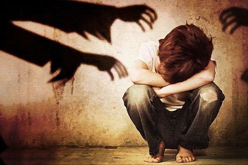 Rủ nam thiếu niên về nhà rồi đe dọa dùng vũ lực để dâm ô