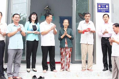 Công ty TNHH MTV Xổ số Kiến thiết An Giang tặng 60 căn nhà Đại đoàn kết, trị giá 3 tỷ đồng cho hộ nghèo huyện Chợ Mới