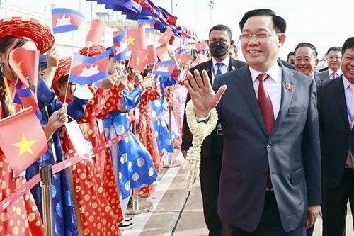 Chủ tịch Quốc hội Vương Đình Huệ đến Thủ đô Phnom Pênh, bắt đầu thăm chính thức Vương quốc Campuchia và tham dự Đại hội đồng AIPA - 43