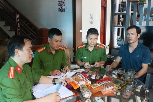 1,2 tấn bim bim, bánh tráng trộn không rõ nguồn gốc, cơ sở tự đóng gói và ghi hạn sử dụng, lừa người dùng