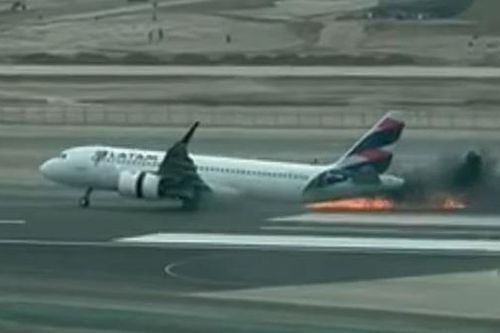 Khoảnh khắc máy bay A320 va chạm xe cứu hỏa lúc cất cánh ở Peru