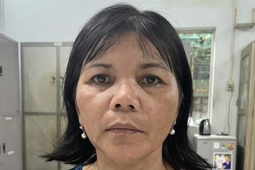 'Nữ quái' đến cửa hàng tạp hóa mua đồ 'tiện tay' trộm điện thoại
