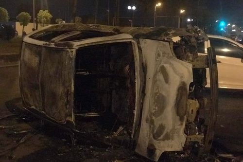 Hà Nội: 'Xế hộp' nổ lốp lật nghiêng rồi cháy trơ khung
