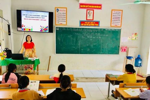 Những người 'gánh chữ' lên non vùng biên ải