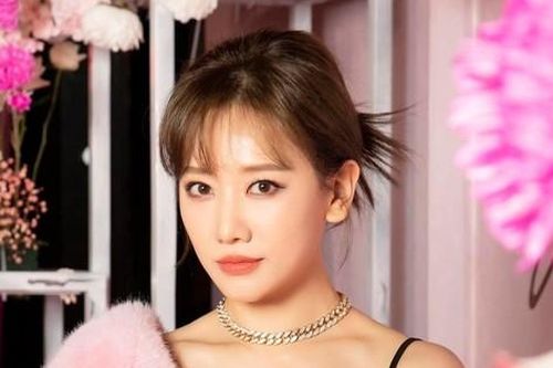 Khoe ảnh thẻ siêu xinh nhưng vì sao Hari Won lại gây tranh cãi?