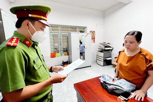 Nguyên hiệu trưởng cùng kế toán tìm mua hóa đơn để chiếm đoạt tiền