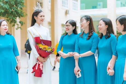 Tân Hoa hậu Du lịch Việt Nam về thăm trường cũ