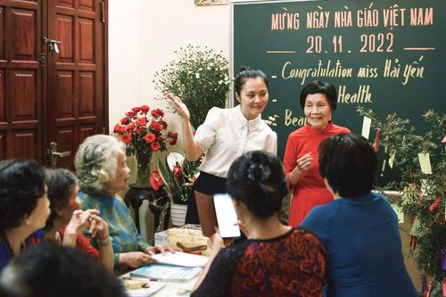Xúc động món quà 20/11 tặng cô giáo tiếng Anh của các học viên U90