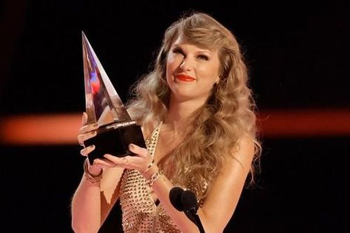 Kết quả American Music Awards 2022 đúng như dự đoán, Taylor Swift tự phá kỷ lục của chính mình