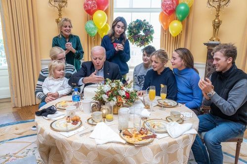 Đệ nhất phu nhân Mỹ đăng ảnh trong sinh nhật ông Biden