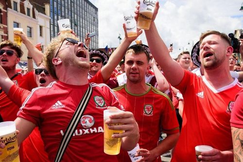 Hiệu ứng lăn cầu tuyết sau khi cổ động viên xứ Wales 'quay xe'