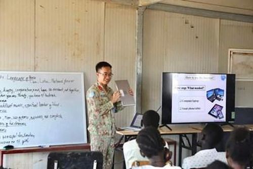 Giáo viên 'mũ nồi xanh' Việt Nam ở Abyei