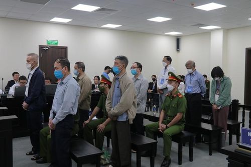 Xét xử cựu Thứ trưởng Bộ Y tế Cao Minh Quang và đồng phạm