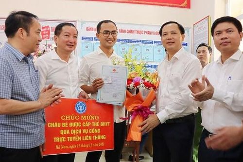 Bé gái đầu tiên trên cả nước được cấp thẻ BHYT, giấy khai sinh qua Dịch vụ công liên thông