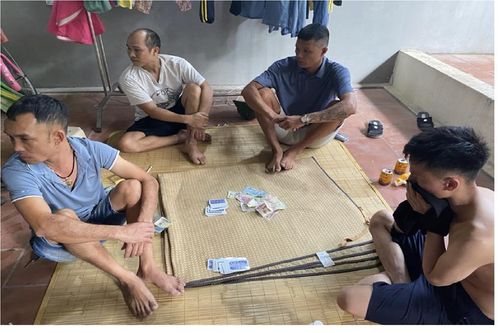 Đang đánh 'sâm' ăn tiền... thì bị bắt quả tang