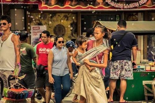 Nhờ bức ảnh của người đi đường, cô bé ăn xin 'đổi đời' thành người mẫu nổi tiếng