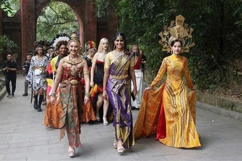 Làng gốm cổ truyền Bát Tràng hân hoan chào đón thí sinh đại diện các quốc gia tham dự Hoa hậu Du lịch Thế giới 2022