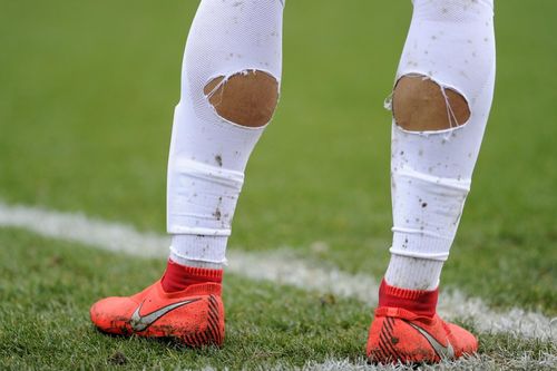 Đằng sau đôi vớ thủng của cầu thủ Anh tại World Cup