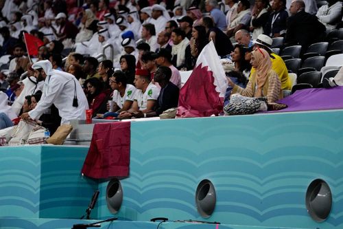Cổ động viên than điều hòa ở sân vận động Qatar quá lạnh về đêm