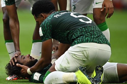 Hậu vệ Saudi Arabia bất tỉnh trong trận thắng Argentina