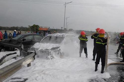 Quảng Bình: Sau cú va chạm, xe ô tô 5 chỗ bốc cháy dữ dội