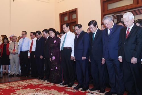 Thủ tướng Phạm Minh Chính dâng hoa tưởng niệm cố Thủ tướng Võ Văn Kiệt