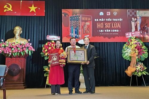 Ra mắt bộ tiểu thuyết 'Hồ sơ lửa' dày 2.400 trang